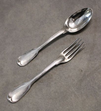 null Two cutlery, one shell model and the other net model in silver. Hallmarked master...