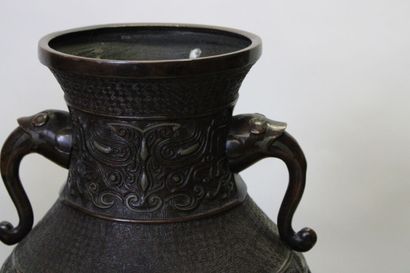 null CHINE. Paire de vases en bronze dans le goût des vases archaïques chinois à...