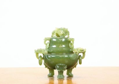 null CHINA.
Jadeite perfume burner decorated with dragons, the removable cover, resting...