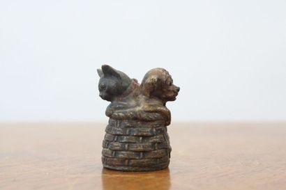 null VIENNA. Dog and cat in a basket, bronze. XIXth century. Dimensions : 5 x 4 x...