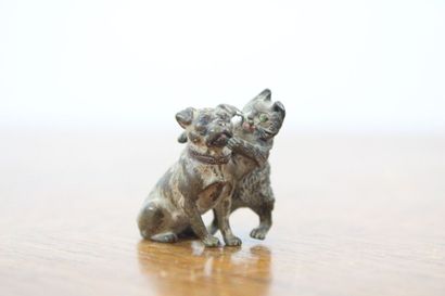 VIENNE. Chiot et chaton jouant, bronze. XIXème...