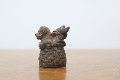 null VIENNE. Chien et chat dans un panier, bronze. XIXème siècle. Dimensions : 5...