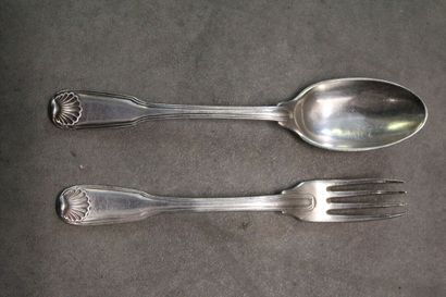 null Two cutlery, one shell model and the other net model in silver. Hallmarked master...