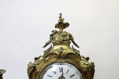 null Gilded bronze trim, the clock of moved form with decoration of shells and volutes,...