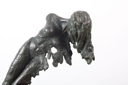 null Ecole contemporaine. Femme tombant, sculpture en bronze, signée sur le corps....