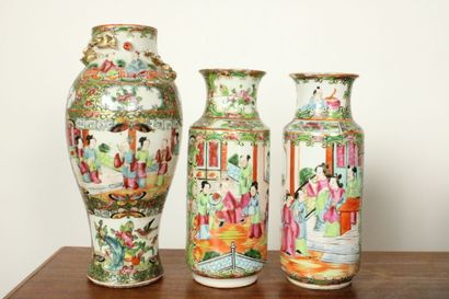null ASIE. Ensemble d'objets en porcelaine famille rose " fencai" comprenant : six...