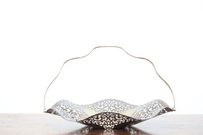 null Fruit basket in silver with openwork decoration of arabesques, with load control....