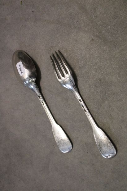 null Two cutlery, one shell model and the other net model in silver. Hallmarked master...