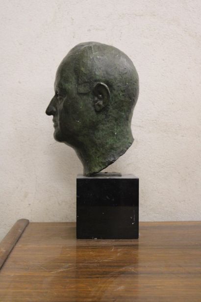 null School of the XXth century
Head of man, bronze with green patina. Marble base....