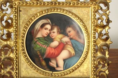 null D'après Raphaël 
Vierge à la chaise, huile sur porcelaine. Fin XIXème siècle....