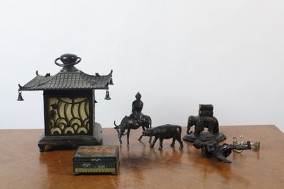 null CHINE.
Réunion d'objets en bronze comprenant une lanterne en forme de maison...