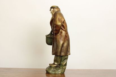 null SECAREL (XXème siècle). 
Homme au panier de pommes. Sculpture en bronze à patine...