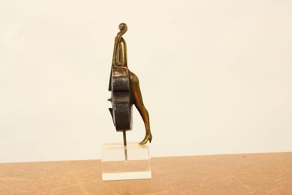 null Francis LANERY (1950)
Femme à la contrebasse, bronze à patine brune et mordoré,...