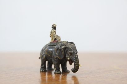 null VIENNE. Africain sur un éléphant, bronze. XIXème siècle. Dimensions : 4 x 5...