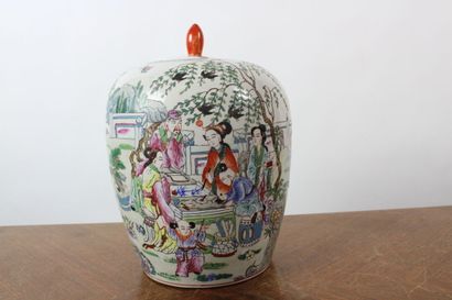 null CHINA. CANTON. 
Meeting of a porcelain double gourd vase decorated with scenes...