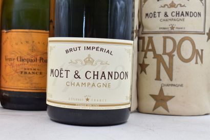 Réunion de 5 bouteilles de champagne comprenant : -3 bouteilles de Veuve Clicquot...