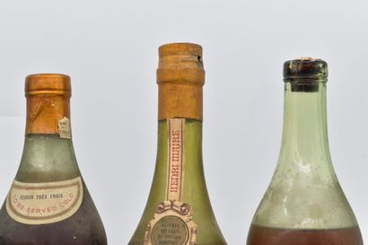 Réunion de 5 bouteilles de spiritueux comprenant : - 1 bottle of armagnac 1893. 
Level:...