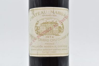 null 1 bottle of CHATEAU-MARGAUX 1974 Margaux. 
Faded label; 
Level: 3 cm under the...
