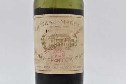 null 1 bottle of Château Margaux 1945.
Level: -9 cm under the cap.
The cork has fallen...