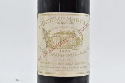 null 1 bottle of CHATEAU-MARGAUX 1974 Margaux. 
Faded label; 
Level : 3,5 cm under...