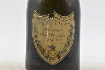 null 1 bottle of champagne DOM PERIGNON. Vintage 1949. Moët & Chandon
Level: -4 cm...