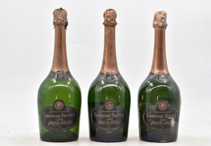 null 3 bouteilles de champagne Laurent PERRIER. Cuvée Grand siècle. 
Étiquettes fanées...