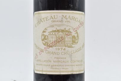 null 1 bottle of CHATEAU-MARGAUX 1974 Margaux. 
Faded label; 
Level : 2,5 cm under...