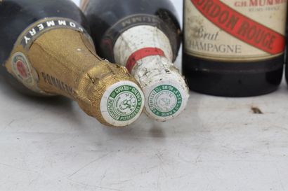 Réunion de 6 bouteilles de Champagne comprenant : 3 old bottles Champagne Mumm Brut...