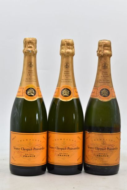 Réunion de 5 bouteilles de champagne comprenant : -3 bottles of Veuve Clicquot Ponsardin....