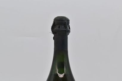 null 1 bouteille de champagne DOM PERIGNON. Millésime 1949. Moët & Chandon
Niveau:...