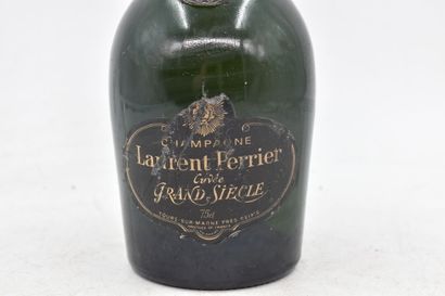 null 1 bottle Champagne Laurent Perrier "Cuvée Grand Siècle". 
Damaged label. 