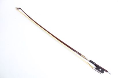 null Cello bow stick of the French school signed Paul Jombar Paris. 75gr, in pernambuco,...