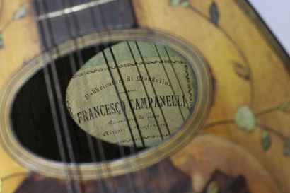 null French mandolin JTL, signed Francesco Campanelli. Plate to be restored. 
Expert...