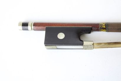 null Violin bow of the Mirecourt school, in pernambuco mounted nickel silver. 51,5gr...