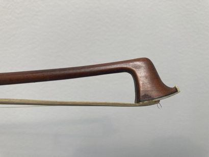 null Archet de violon de Louis Bazin signé, monté maillechort, poids 58gr, avec mèche...