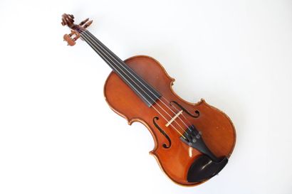 null Violin small 1/2, two pieces back 300mm. With case and bow. Good condition.
Expert:...