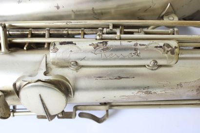 null Saxophone tenor de Pierret à Paris, signé sur le pavillon (une petite bosse...