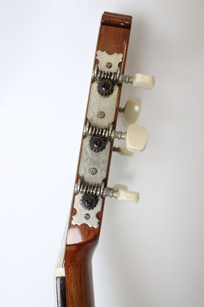 null Guitare classique Aria modèle A5551, Japon années 90. Bon état prête au jeu.
Expert...