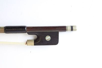 null Viola bow of the German school signed Alfred Knoll, in pernambuco mounted nickel...