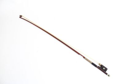 null Viola bow of the German school signed Alfred Knoll, in pernambuco mounted nickel...