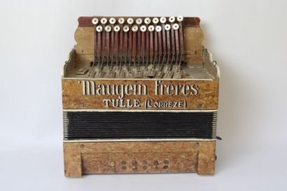 null Un ensemble de pièces détachées d'accordéon, comprenant une caisse d'accordéon...
