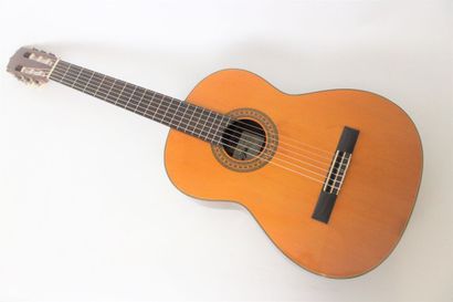 null Aria classical guitar model A5551, Japan 90s. Good condition, ready to play.
Expert...