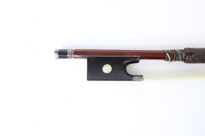 null Set of 2 violin bows. 1 German school bow in pernambuco mounted silver. 1 bow...