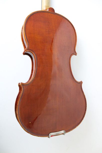 null Small violin 1/2 bottom two pieces 300mm. Good condition with box and bow.
Expert:...