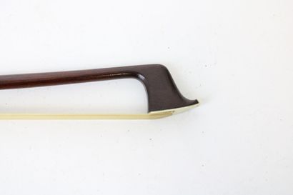 null A german violin bow signed "E.W. Zurnel", round pernambuco stick mounted nickel...