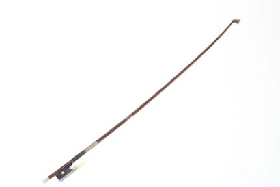 null Set of 2 violin bows. 1 German school bow in pernambuco mounted silver. 1 bow...