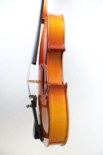 null 1/4 violin, two pieces back 286mm with case and bow. Good condition.
Expert:...