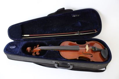 null Violin small 1/2, two pieces back 300mm. With case and bow. Good condition.
Expert:...