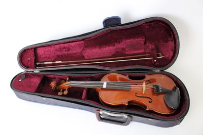 null Small violin 1/2 bottom two pieces 300mm. Good condition with box and bow.
Expert:...