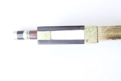 null Violin bow of the Mirecourt school, in pernambuco mounted nickel silver. 51,5gr...